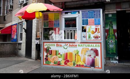 Die Jugos NATURALES Juice and Smoothie stehen an der 82nd Street in Jackson Heights, Queens, New York City. Stockfoto