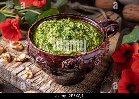 Pesto aus frischen Nasturtiumblüten und Blättern Stockfoto