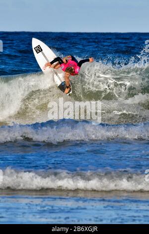 Bronte Macaulay konkurriert im Sydney Surf Pro 2020 Stockfoto