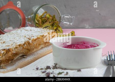 Apfelkuchen mit Hüttenkäse Dessert, Hüttenkäse mit Erdbeeren und Himbeeren auf pinkfarbenem Hintergrund Stockfoto