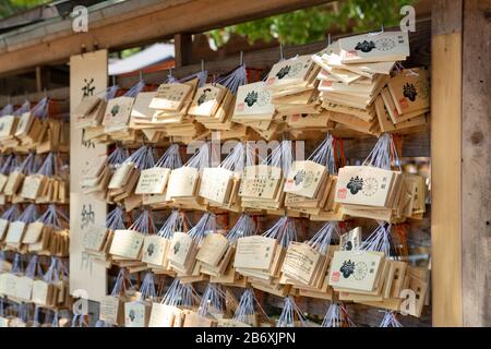 EMA, kleine Holzplaketten, auf denen Shinto und buddhistische Anbeter gebeten oder Wünsche schreiben. Meiji Jingu, Shinjuku, Tokio, Japan. Stockfoto