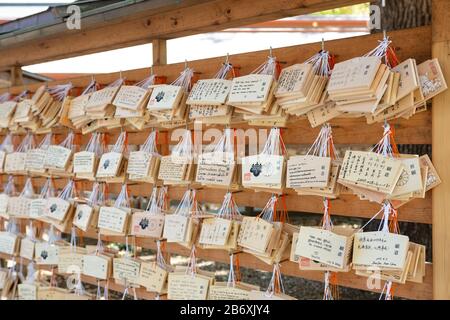 EMA, kleine Holzplaketten, auf denen Shinto und buddhistische Anbeter gebeten oder Wünsche schreiben. Meiji Jingu, Shinjuku, Tokio, Japan. Stockfoto