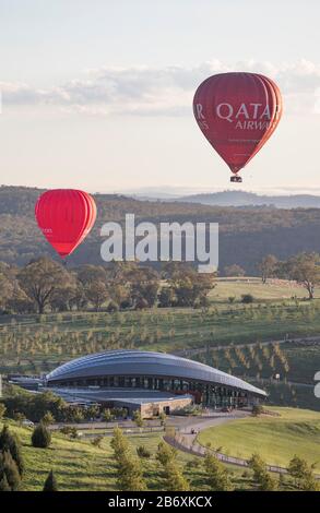 (200312) -- CANBERRA, 12. März 2020 (Xinhua) -- Heißluftballons fliegen während des jährlichen Canberra Balloon Spectacular Festivals in Canberra, Australien, 11. März 2020 über dem National Arboretum. (Foto von Liu Changchang/Xinhua) Stockfoto