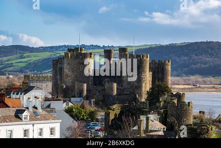 Die Burg Conwy liegt auf der anderen Seite der Dächer der Stadtmauern in Wales Stockfoto