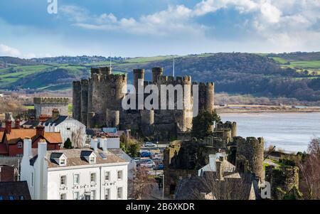 Die Burg Conwy liegt auf der anderen Seite der Dächer der Stadtmauern in Wales Stockfoto