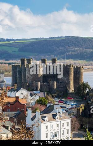 Die Burg Conwy liegt auf der anderen Seite der Dächer der Stadtmauern in Wales Stockfoto