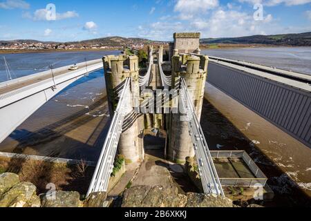 Die Suspension Bridge von Thomas Telford bei Conwy von der östlichen Seite des Schlosses Conwy, Wales aus gesehen Stockfoto