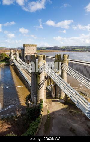 Die Suspension Bridge von Thomas Telford bei Conwy von der östlichen Seite des Schlosses Conwy, Wales aus gesehen Stockfoto