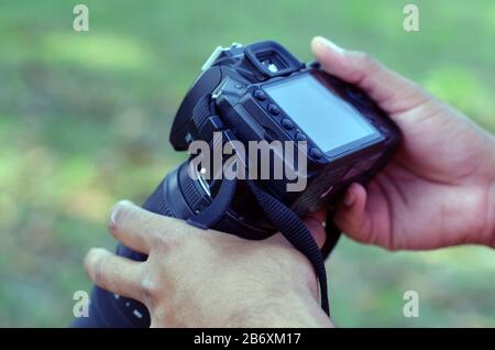 Ein Fotograf, der die Kamera in der Hand hält Stockfoto