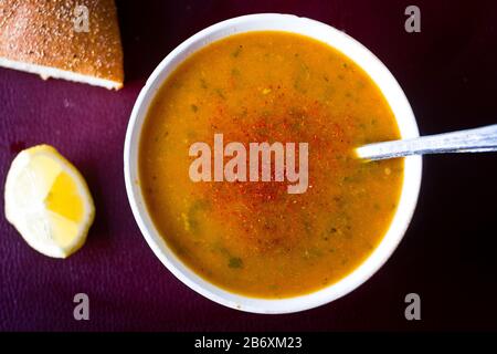 Chili flocken auf einer Schüssel mit Linsensuppe in Fes, Marokko Stockfoto