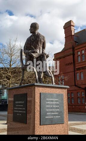 Ivor Novello 1893-1951 Bronze-Skulpturen-Statue, Cardiff Bay, Cardiff, South Wales, Großbritannien von Peter Nicholas 2013 Stockfoto