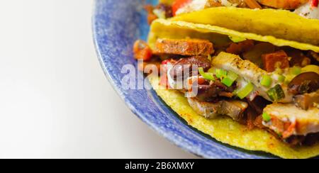 Mexikanische Tacos Shells mit Hühner- und roten Nierenbohnen, Zwiebeln, roten und grünen Paprika und Salsasoße, lateinischer Küche Stockfoto