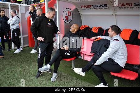 Oldham Head Coach Dino Maamria (im Zentrum sitzend) chattet vor dem Spiel der League Two zwischen Crawley Town und Oldham Athletic im People's Pension Stadium, Crawley, Großbritannien - 7. März 2020 - nur redaktionelle Verwendung zu Crawley Manager John Yems (links) und Dannie Bulman of Crawley. Kein Merchandising. Für Football Images gelten die Einschränkungen für FA und Premier League inc. Keine Internet-/Mobilnutzung ohne FAPL-Lizenz - für weitere Informationen wenden Sie sich an Football Dataco Stockfoto