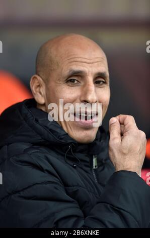 Oldham Head Coach Dino Maamria während des League Two Spiels zwischen Crawley Town und Oldham Athletic im People's Pension Stadium, Crawley, Großbritannien - 7. März 2020 - nur redaktionelle Verwendung. Kein Merchandising. Für Football Images gelten die Einschränkungen für FA und Premier League inc. Keine Internet-/Mobilnutzung ohne FAPL-Lizenz - für weitere Informationen wenden Sie sich an Football Dataco Stockfoto