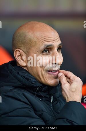 Oldham Head Coach Dino Maamria während des League Two Spiels zwischen Crawley Town und Oldham Athletic im People's Pension Stadium, Crawley, Großbritannien - 7. März 2020 - nur redaktionelle Verwendung. Kein Merchandising. Für Football Images gelten die Einschränkungen für FA und Premier League inc. Keine Internet-/Mobilnutzung ohne FAPL-Lizenz - für weitere Informationen wenden Sie sich an Football Dataco Stockfoto