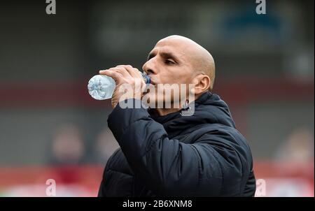 Oldham Head Coach Dino Maamria während des League Two Spiels zwischen Crawley Town und Oldham Athletic im People's Pension Stadium, Crawley, Großbritannien - 7. März 2020 - nur redaktionelle Verwendung. Kein Merchandising. Für Football Images gelten die Einschränkungen für FA und Premier League inc. Keine Internet-/Mobilnutzung ohne FAPL-Lizenz - für weitere Informationen wenden Sie sich an Football Dataco Stockfoto