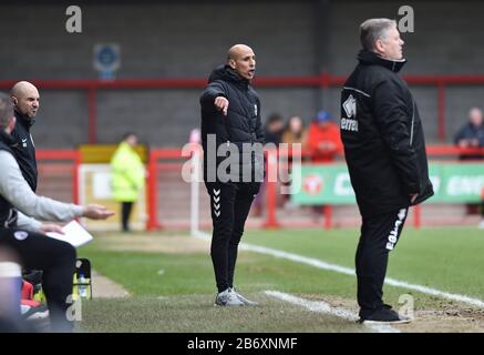 Oldham Head Coach Dino Maamria während des League Two Spiels zwischen Crawley Town und Oldham Athletic im People's Pension Stadium, Crawley, Großbritannien - 7. März 2020 - nur redaktionelle Verwendung. Kein Merchandising. Für Football Images gelten die Einschränkungen für FA und Premier League inc. Keine Internet-/Mobilnutzung ohne FAPL-Lizenz - für weitere Informationen wenden Sie sich an Football Dataco Stockfoto