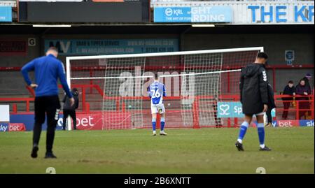 Jonny Smith aus Oldham wurde niedergeschlagen, nachdem er in Crawley während des League Two Matches zwischen Crawley Town und Oldham Athletic im People's Pension Stadium, Crawley, Großbritannien, drei Nil verloren hatte - 7. März 2020 nur redaktionelle Verwendung. Kein Merchandising. Für Football Images gelten die Einschränkungen für FA und Premier League inc. Keine Internet-/Mobilnutzung ohne FAPL-Lizenz - für weitere Informationen wenden Sie sich an Football Dataco Stockfoto