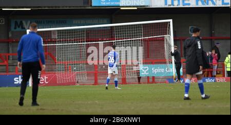 Jonny Smith aus Oldham wurde niedergeschlagen, nachdem er in Crawley während des Spiels der Liga Zwei zwischen Crawley Town und Oldham Athletic im People's Pension Stadium, Crawley, Großbritannien, am 7. März 2020 drei Nil verloren hatte - nur redaktionelle Verwendung. Kein Merchandising. Für Football Images gelten die Einschränkungen für FA und Premier League inc. Keine Internet-/Mobilnutzung ohne FAPL-Lizenz - für weitere Informationen wenden Sie sich an Football Dataco Stockfoto