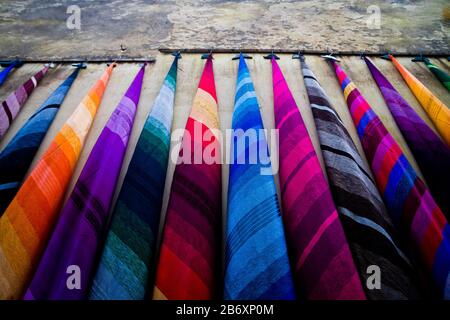 Buntes Material, das vor einem Geschäft in Fes, Marokko, hängt Stockfoto