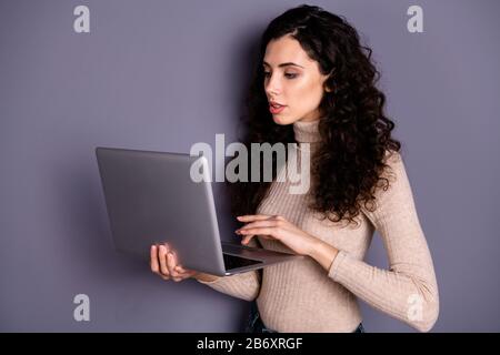 Nahaufnahme Seitenprofil attraktiv sie ihre Frau halten Hände Arme Notizbuch prüfen Online-Übersetzung Schreiben Brief Groupmates Diskussion tragen Freizeit Stockfoto