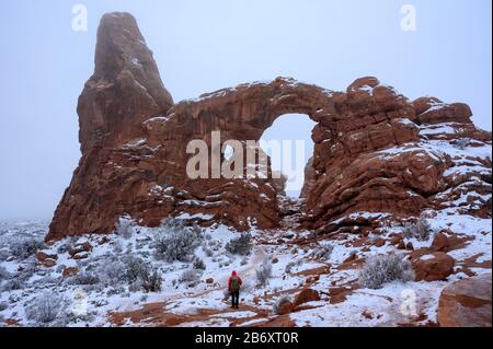 USA, Southwest, Utah, Moab, Arches National Park, Turret Arch im Winter Stockfoto