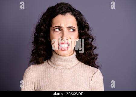 Nahporträt von ihr sie schön schön schön charmant niedlich niedlich verärgert beleidigt gewellte Frau, die abseits der Idee isoliert über grauem Pastell aussieht Stockfoto