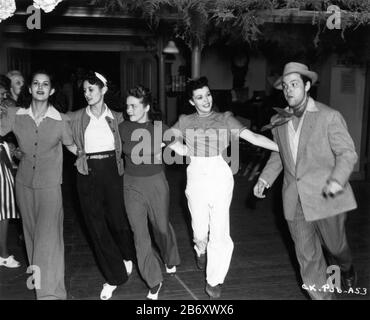 Regisseur ORSON WELLES auf Set Candid mit tanzenden Mädchen Proben Inquirer Party-Szene in CITIZEN KANE 1941 Regisseur Orson Welles Drehbuch Herman J. Mankiewicz und Orson Welles Musik Bernard Herrmann Mercury Productions / RKO Radio Pictures Stockfoto