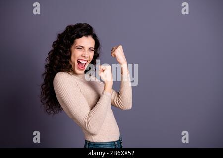 Nahaufnahme des Seitenprofils schön erstaunlich, dass sie ihre Frau erstaunt Fäuste Hände Arme, die laut fröhlichen Cheerleader Fußball-Team Spielkleidung kreischen Stockfoto