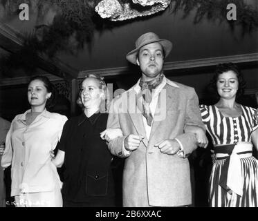 Regisseur ORSON WELLES auf Set Candid mit Tänzern, die die Inquisider-Partyszene für CITIZEN KANE 1941 Regisseur Orson Welles Drehbuch Herman J. Mankiewicz und Orson Welles Musik Bernard Herrmann Mercury Productions/RKO Radio Pictures Proben Stockfoto