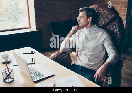 Portrait seines sympathisch gesinnten Inhalts erfahrener, selbstständiger Hai-freiberuflicher IT-Geek E-Commerce im industriellen Loft Stockfoto