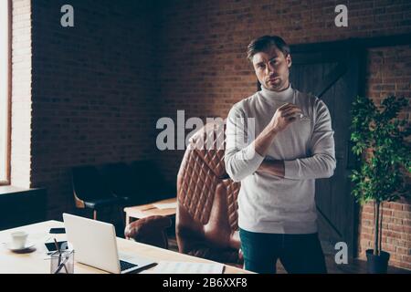 Portrait seines attraktiven Inhalts erlebte die gelernte pr-Agentur Hai-Selbstständige Finanzpsychologin bei Industrial Loft Brick Style Stockfoto