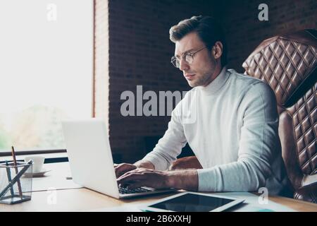 Profil Seitenansicht Portrait von netten erfahrenen und attraktiven Inhalten Hai-Partner-Berater Remote Freelancer Erstellung der Präsentation unter Stockfoto