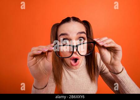 Nahaufnahme Foto schön erstaunlich, dass sie ihre Frau offenen Mund nicht glauben, ja Leser lesen durch die Spezifikationen Nachrichten Neuheit Gerüchte Ankündigung tragen Freizeit Stockfoto