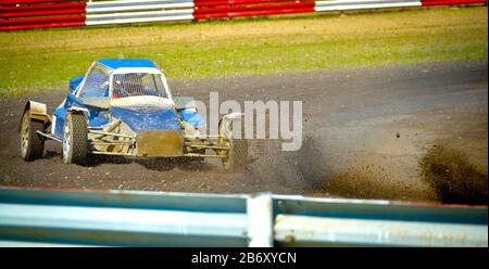 Buggy-Auto auf der Strecke. Blauer Sportwagen auf Rennweg. Auto im Autocross. Rennen im Freien mit Staub. Buggy-Auto im Wettbewerb für den Motorsport, c Stockfoto