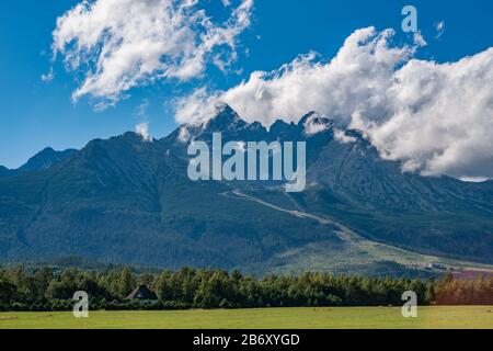 Blick auf die hohen tatra-berge mit lomnicky-stil im Urlaub mit Wolken Stockfoto