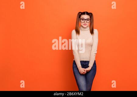 Nahaufnahme schön erstaunlich, dass sie ihre Frau aussieht funky drücken Lippen halten Arme Hände zusammen hübsche Frisur kindliche Stimmung tragen Casual Pastell Stockfoto