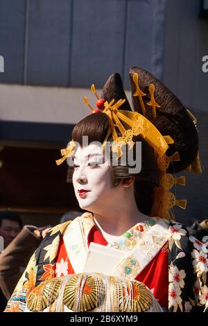 Der berühmte japanische Kabuki-Schauspieler Kotaro Ryu (竜小太郎), der als Kurtisane in traditioneller Frisur gekleidet ist, geht entlang der Rokku Dori Straße in Asakusa, Tokio, Japan. Stockfoto