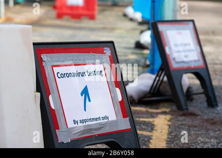 Edinburgh, Schottland, Großbritannien. März 2020. Zeichen für Coronavirus Testing Bay am NHS Lothian Western General Hospital in Edinburgh heute. Iain Masterton/Alamy Live News Stockfoto