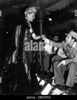Regisseur ORSON WELLES auf Set zeigte sich mit Showgirl und Filmcrew während der Dreharbeiten zu Inquirer Party-Szene für CITIZEN KANE 1941 Regisseur Orson Welles Drehbuch Herman J. Mankiewicz und Orson Welles Musik Bernard Herrmann Mercury Productions/RKO Radio Pictures Stockfoto