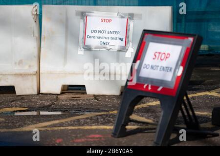 Edinburgh, Schottland, Großbritannien. März 2020. Zeichen für Coronavirus Testing Bay am NHS Lothian Western General Hospital in Edinburgh heute. Iain Masterton/Alamy Live News Stockfoto