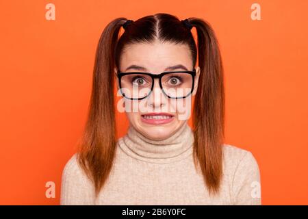 Nahaufnahme enttäuschte entsetzte Dame staunte Nachrichteninformationen verängstigt schockiert lustig schön traurig unglaublicher Fehltrend stylisch Stockfoto