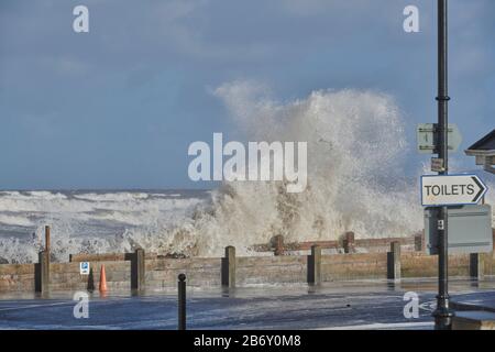 Große Wellen stürzen in die Beach Bar bei Westward Ho! Devon während einer ungewöhnlichen Flut, während die Flutkatastrophe den Süden trifft Stockfoto