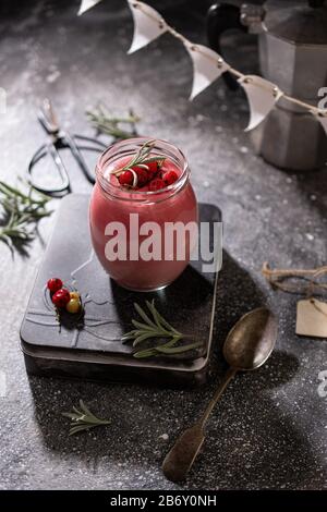 Cremiger Naturjoghurt mit Obst.Komplettes Frühstück.Dessert im Mixbecher. Gesundes Essen und Trinken. Stockfoto