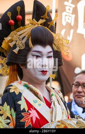 Der berühmte japanische Kabuki-Schauspieler Kotaro Ryu (竜小太郎), der als Kurtisane in traditioneller Frisur gekleidet ist, geht entlang der Rokku Dori Straße in Asakusa, Tokio, Japan. Stockfoto