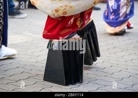 Der berühmte Kabuki-Schauspieler Kotaro Ryu (竜小太郎), der als Kurtisane in hohen Plateaus verkleidet ist, geht entlang der Rokku Dori Straße in Asakusa, Tokio, Japan. Stockfoto