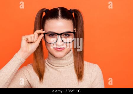 Nahaufnahme Foto niedlich schön hübsches College tausendjährige inspiriert coole Inhalte clever High-School-Experte berühren Spezifikationen lustig funky froh vorstellen gekümmert Stockfoto