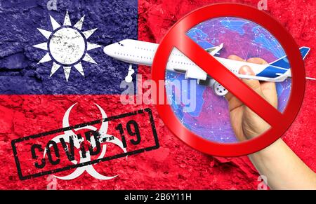 Die neue Coronavirus Krankheit mit dem Namen COVID - 19, mit der Flagge Taiwans, die gegen eine gerissene Wand gezeigt wird, enthält das Konzept eines Flugverbots zwischen den beiden Stockfoto