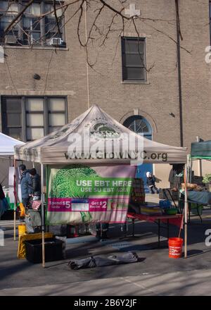 Informationszelt auf einem New yorker Bauernmarkt in der inwood-nachbarschaft von manhattan, wo lokale Landwirte frische Lebensmittel verkaufen Stockfoto