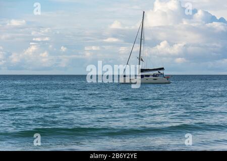 Eine Segelyacht, die nahe dem Strand von Beau Vallon und vor der Nordwestküste auf der Insel Mahe auf den Seychellen ankerte. Stockfoto